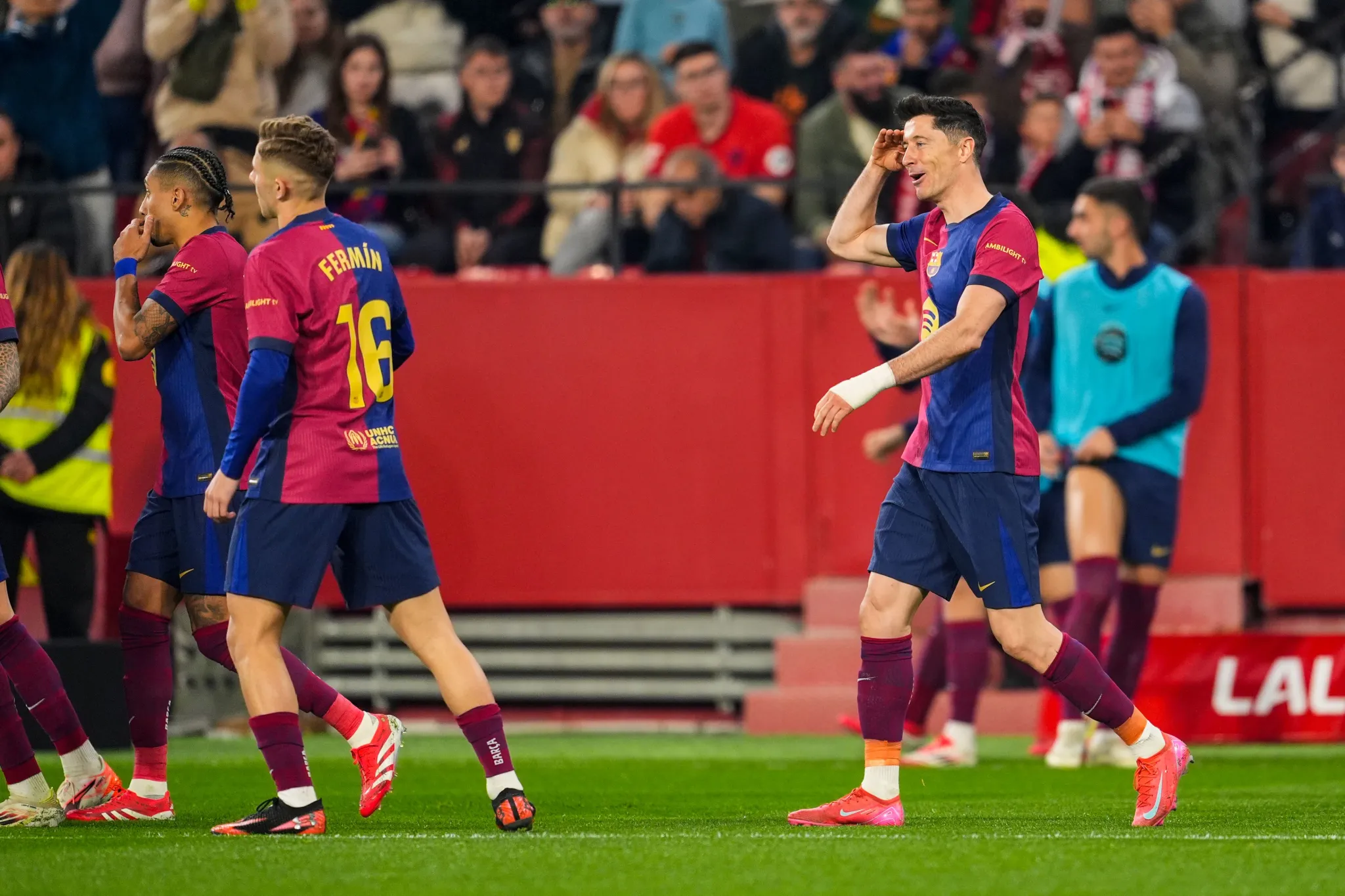  莱万多夫斯基迎来十赛季高光表现，塞尔维亚队球迷沸腾！-九游体育在线